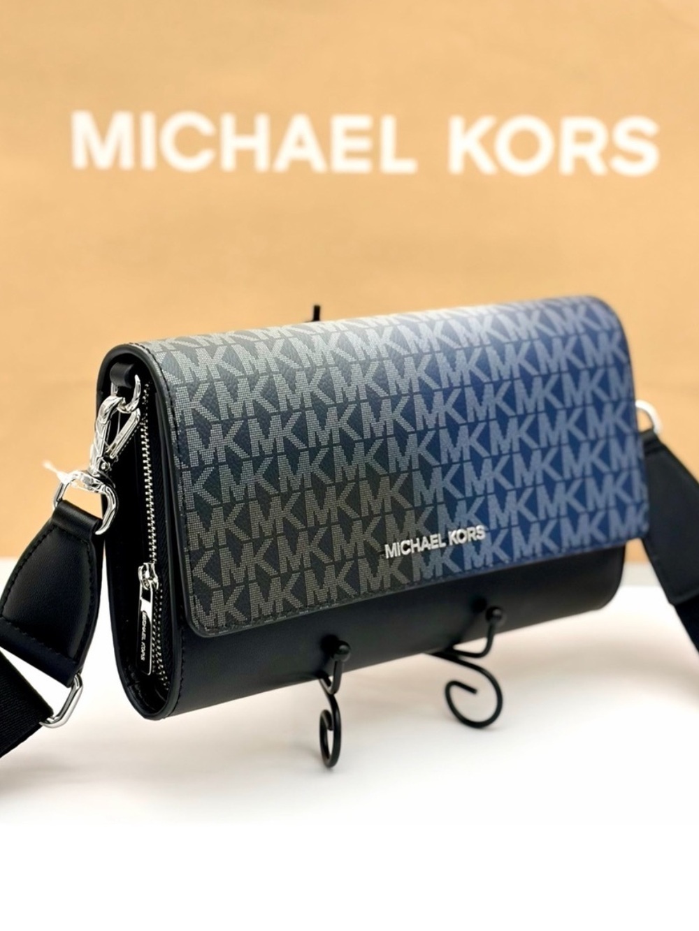 MICHAEL KORS Jet Set Lg Ombré Signature Logo Zip Around Wallet Crossbody
Black
